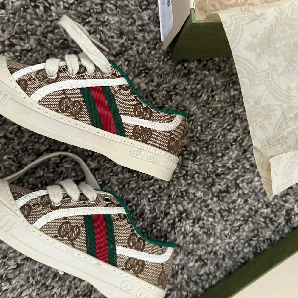 Gucci Kids Beige GG Canvas Sneakers with Green Trim and Red Stripe - Picture 7 of 11